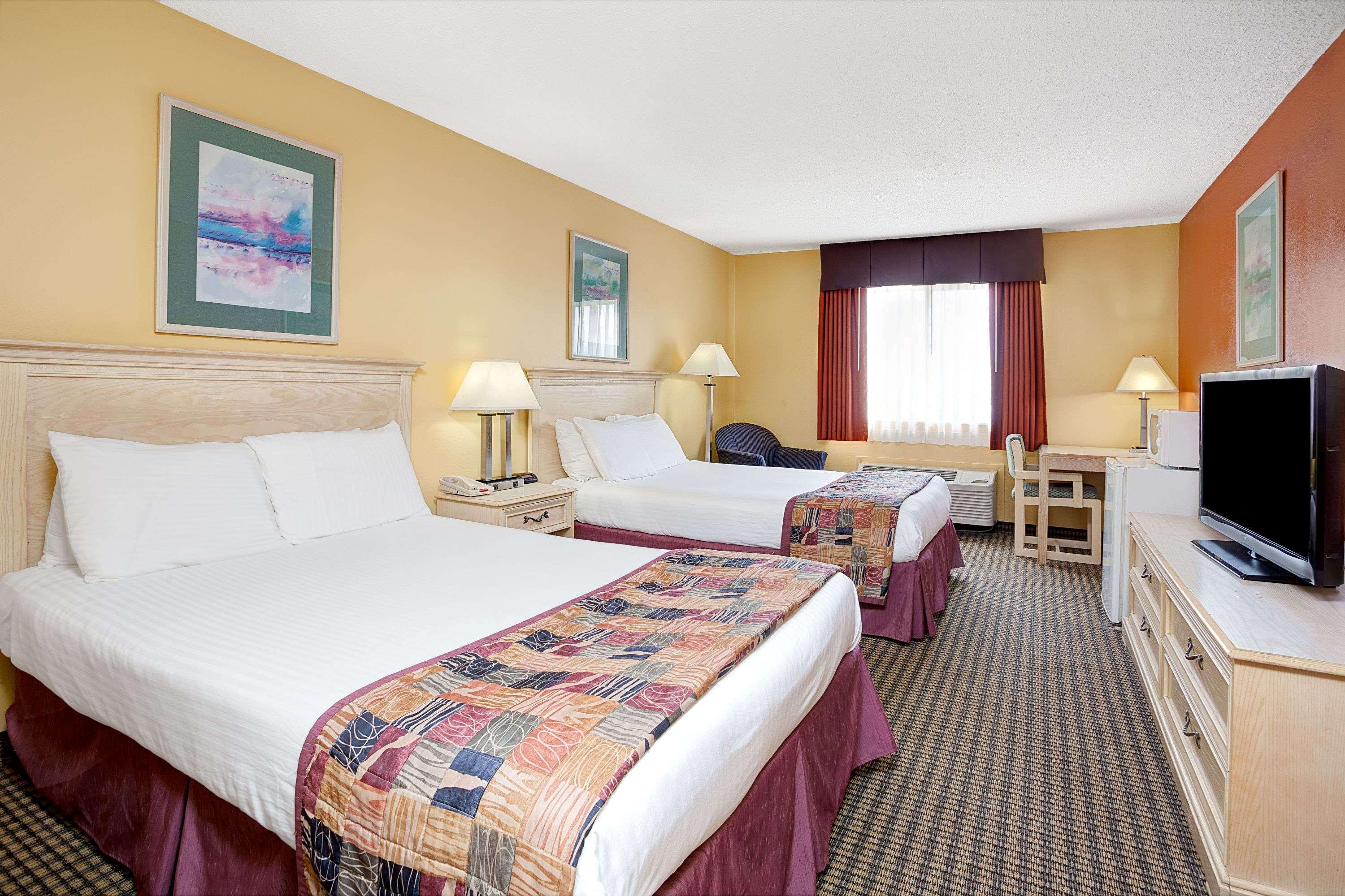 Baymont By Wyndham Monroe Hotel Exterior photo