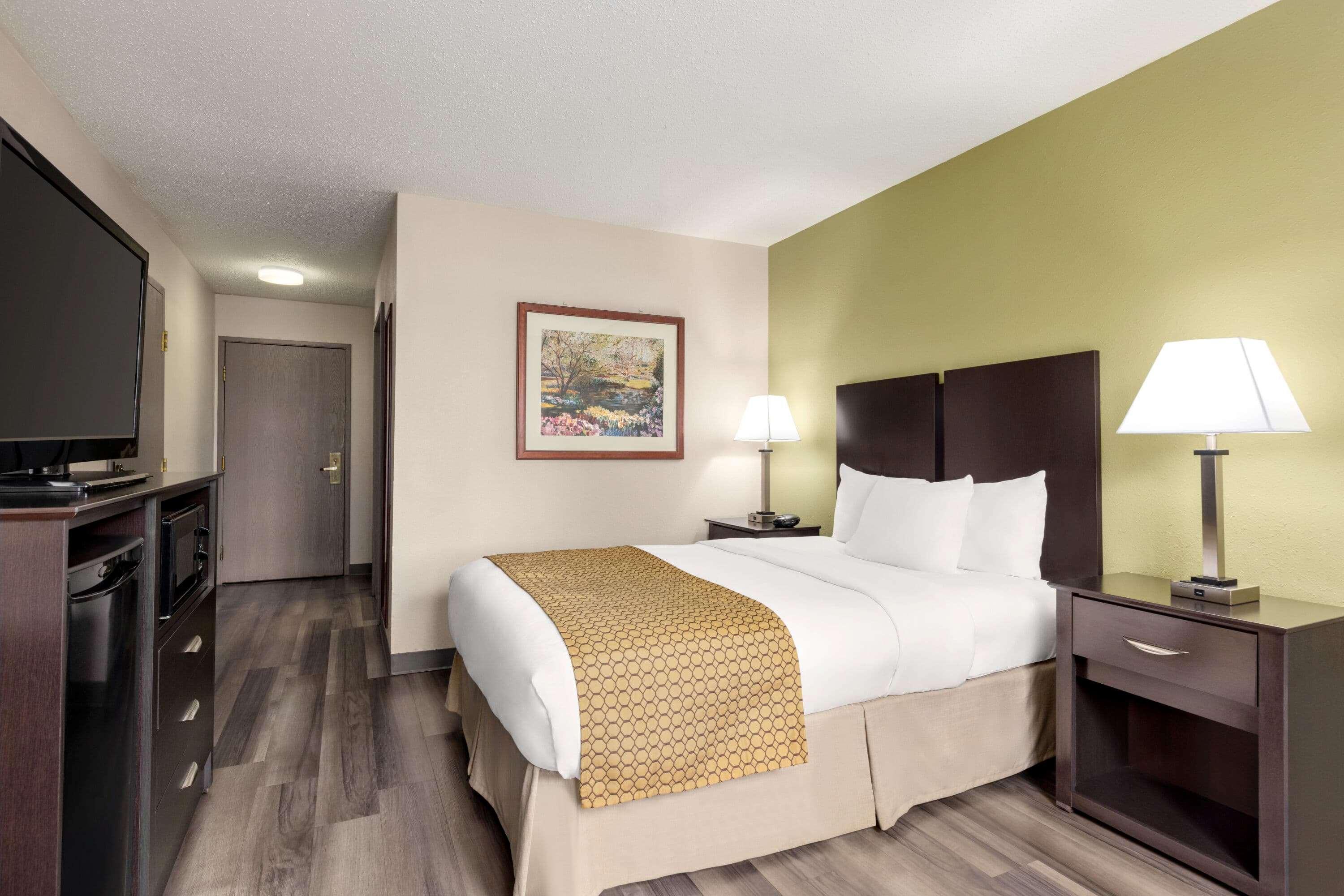 Baymont By Wyndham Monroe Hotel Exterior photo